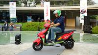 Telkomsel menggandeng Volta menghadirkan program bundling sewa motor listrik, di mana pelanggan akan mendapatkan kuota data mulai dari 800 MB hingga 2 GB sebagai upaya mendukung pengurangan emisi karbon di Indonesia (Telkomsel)