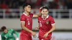Pemain Timnas Indonesia U-23, Ramadhan Sananta (kiri) memberikan selamat kepada rekan satu timnya, Witan Sulaeman, setelah mencetak gol ke gawang Timnas Chinese Taipe U-23 dalam pertandingan Grup K Kualifikasi Piala Asia U-23 2024 yang berlangsung di Stadion Manahan, Solo, Sabtu (9/9/2023). (Bola.com/Arief Bagus Prasetiyo)