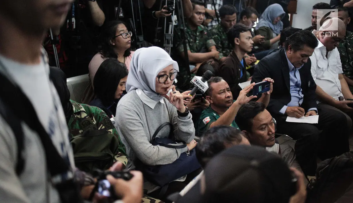 Ekspresi istri terdakwa kasus dugaan penghilangan barang bukti pengaturan skor Joko Driyono saat menghadiri sidang vonis di PN Jakarta Selatan, Selasa (23/7/2019). Joko Driyono didakwa menyuruh anak buah merampas barang-barang di tempat yang sudah dipasangi garis polisi. (Liputan6.com/Faizal Fanani)