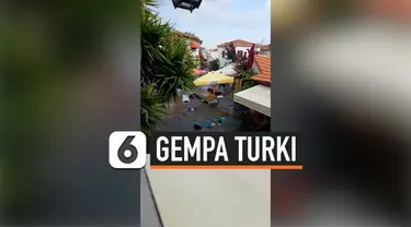 Gempa besar di provinsi Izmir Turki memicu surutnya pantai di daerah tersebut. Tak lama setelah gempa terjadi, air laut mengalir ke daerah permukiman.