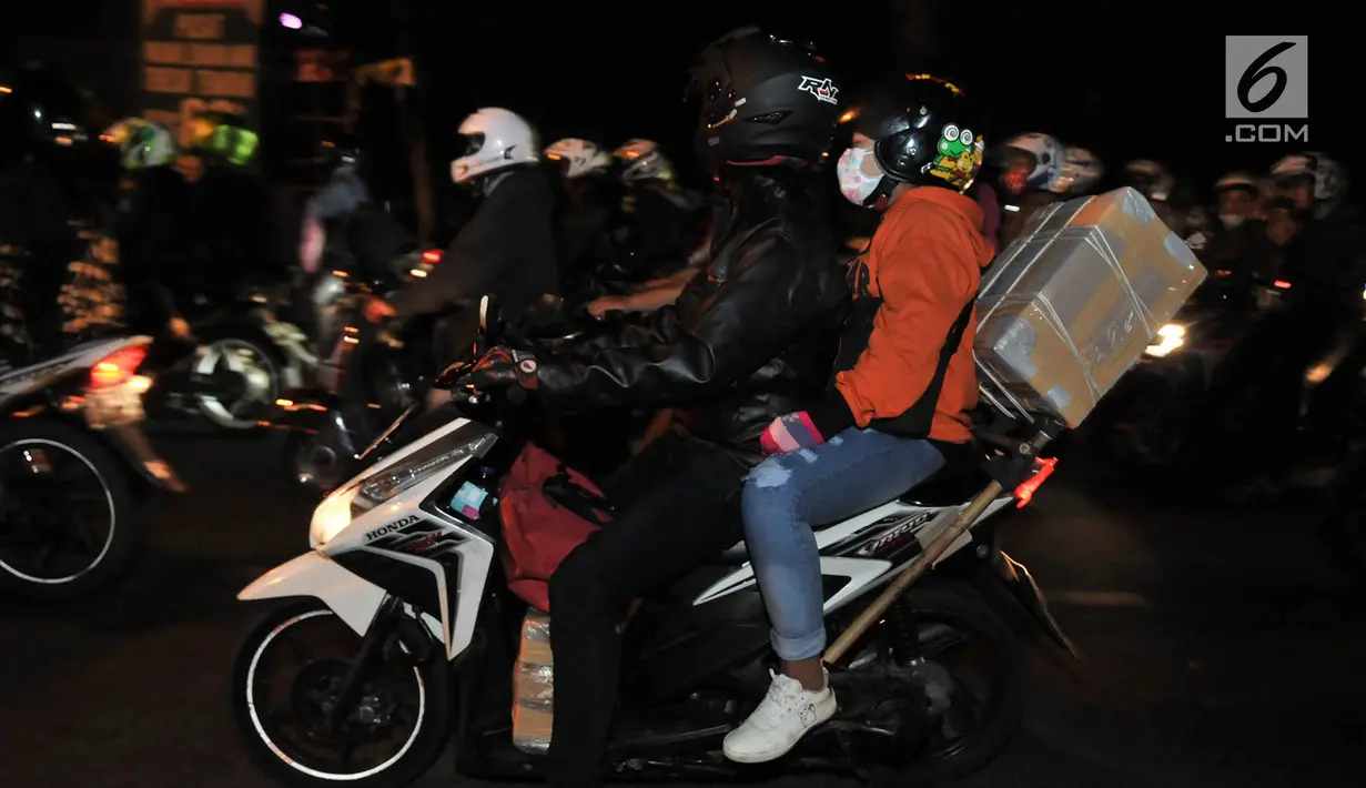 Pemudik sepeda motor melintasi ruas jalan Kalimalang, Bekasi, Jawa Barat, Minggu (2/7) malam. Kepadatan lalu lintas pemudik motor diprediksi akan berlangsung hingga H-2 Lebaran. (merdeka.com/Iqbal S. Nugroho)