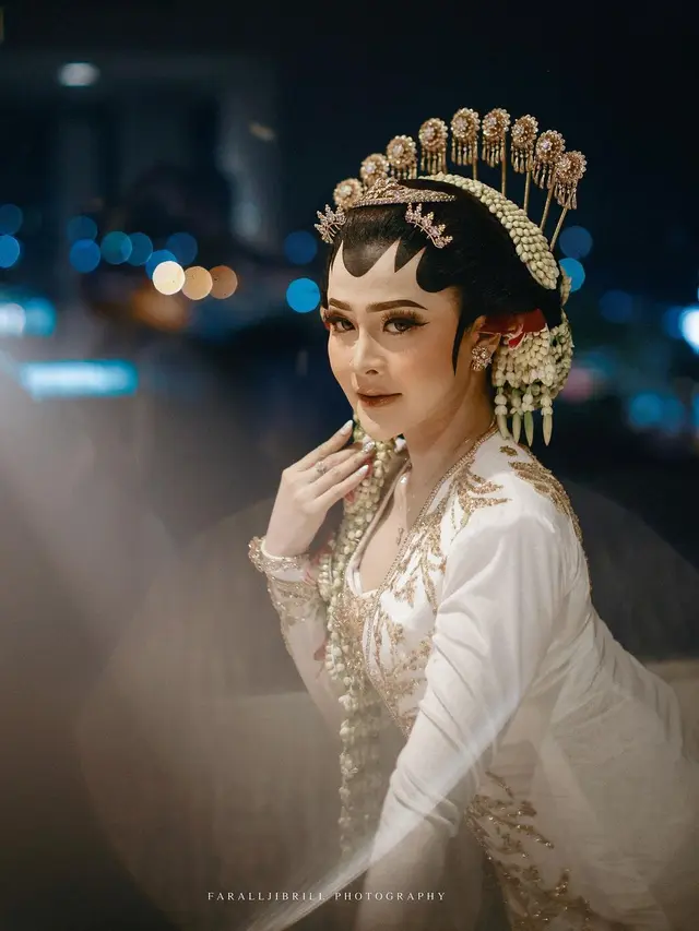 8 Gaya Denny Caknan dan Bella Bonita jadi Pengantin Jawa Pakai Kebaya Kutubaru dan Beskap Serba Putih
