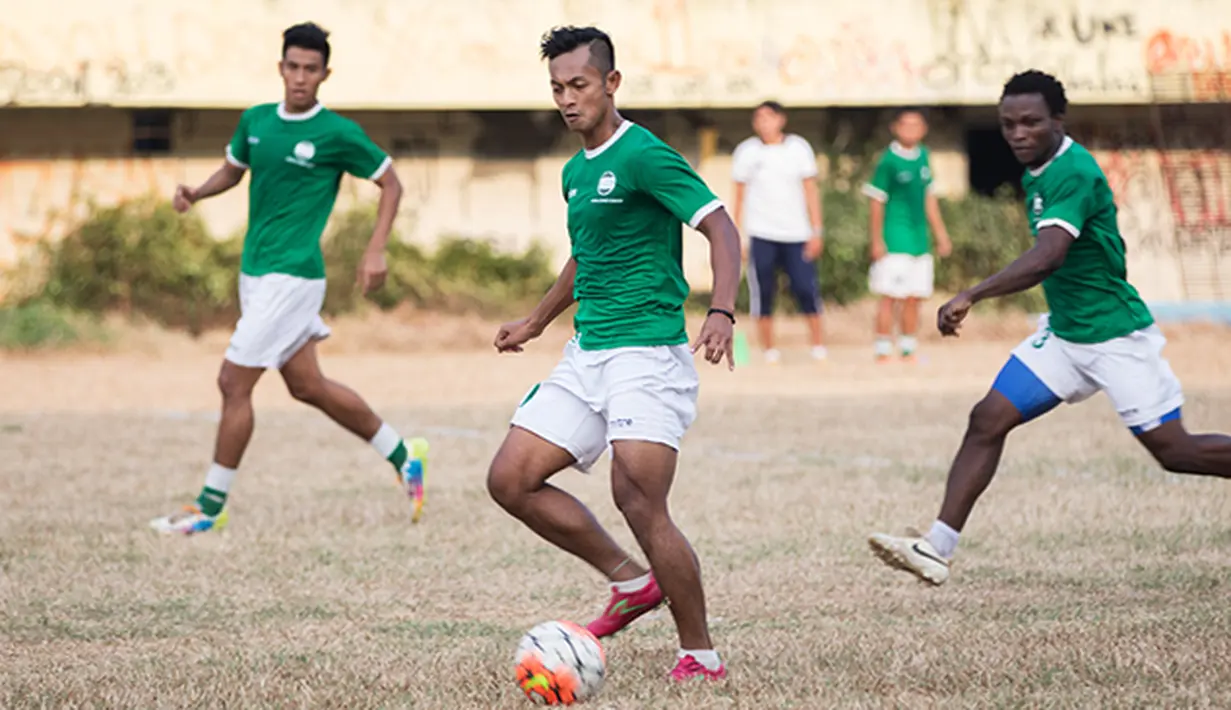 Penyerang Persipasi Bandung Raya (PBR), Yongki Aribowo mengontrol bola saat latihan jelang Piala Presiden 2015 di Stadion Lebak Bulus, Jakarta, Minggu (23/8/2015). (Bola.com/Vitalis Yogi Trisna)