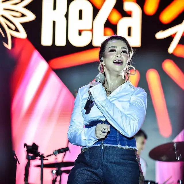 Reza Artamevia di atas panggung. (Foto: Dok. Instagram @rezaartameviaofficial)