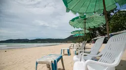 Sebuah pantai yang kosong di Phuket, Thailand (13/9/2020). Pusat Administrasi Situasi COVID-19 Thailand pada Senin (28/9) mengatakan pihaknya akan mengizinkan lebih banyak kategori warga asing masuk ke Thailand mulai Oktober mendatang dan seterusnya. (Xinhua/Zhang Keren)