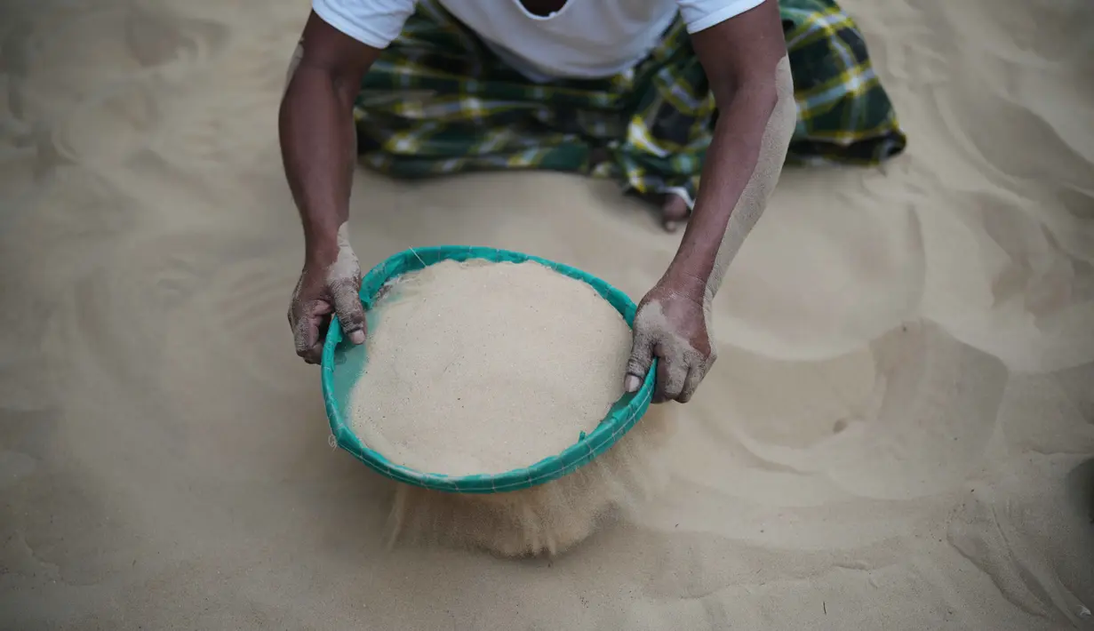 Pasir diambil dari Gunung Pasir di Desa Legung Barat dan Pantai Lombang yang berjarak sekitar tiga kilometer dari permukiman warga. (AP Photo/Dita Alangkara)