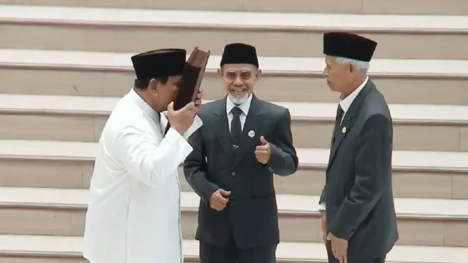 Momen Prabowo Cium Mushaf Alquran di Gontor