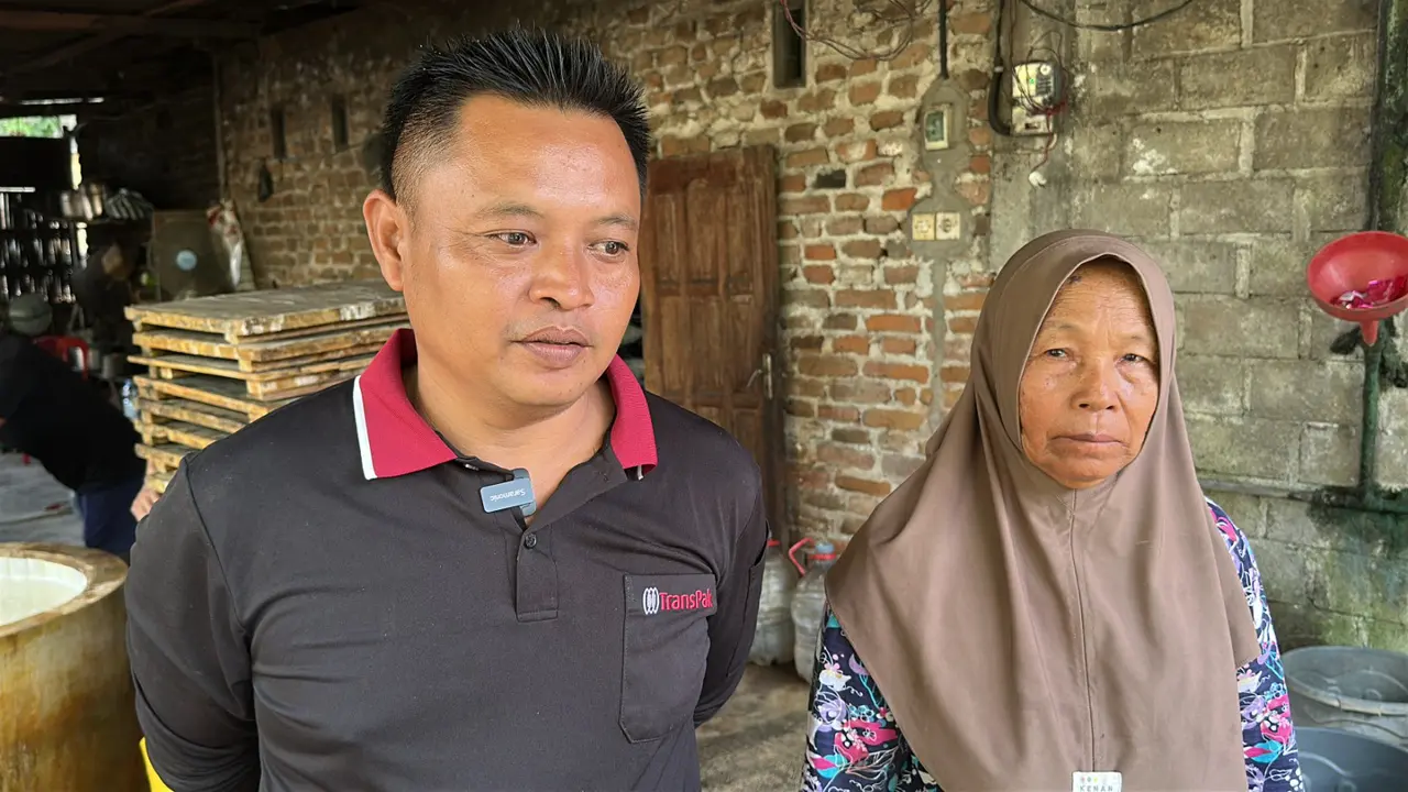 Nenek Sumarti dan menantunya