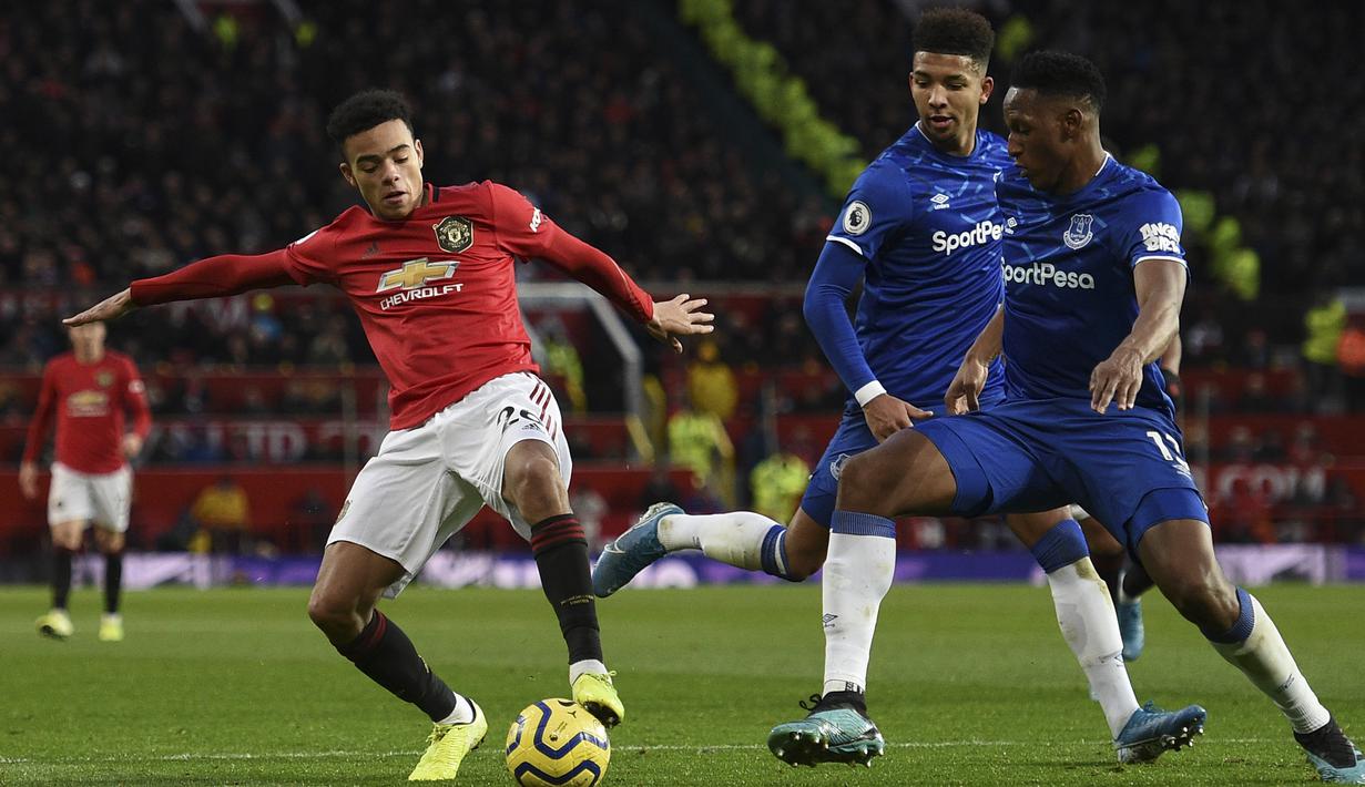 Striker Manchester United, Mason Greenwood, mengontrol bola saat melawan Everton pada laga Premier League di Stadion Old Trafford, Manchester, Minggu (15/12). Kedua klub bermain imbang 1-1. (AFP/Oli Scarff)
