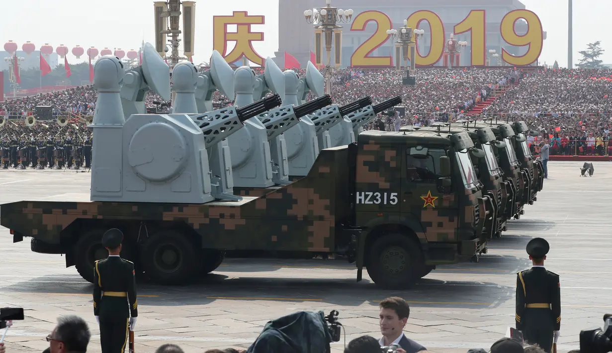 Kendaraan militer melintas membawa  senjata canggih saat parade HUT ke-70 RRC di Beijing, China, Selasa (1/10/2019). China memamerkan beberapa persenjataan tercanggih yang pernah ada di dunia selama parade militer HUT ke-70 RRC. (AP Photo/Ng Han Guan)