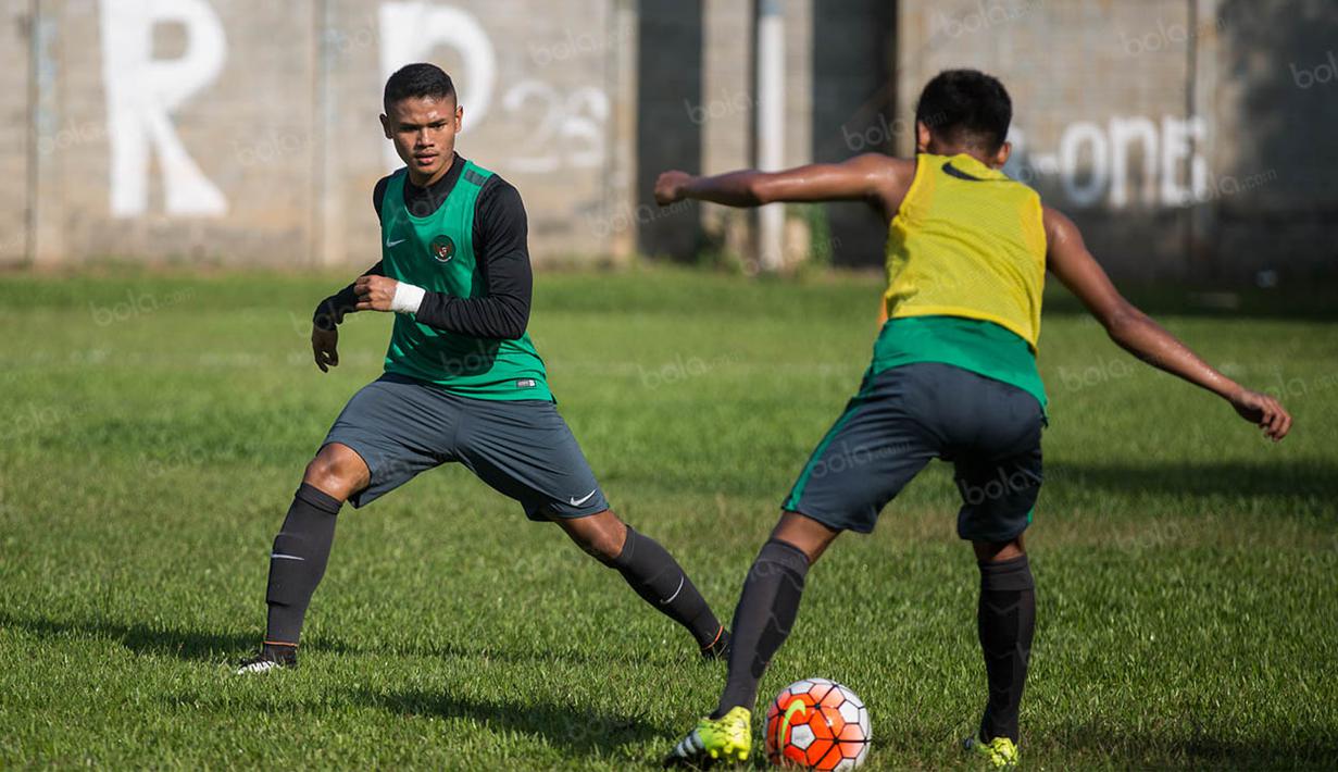 Pemain PS TNI, Dimas Drajat, berusaha merebut bola saat mengikuti latihan untuk seleksi Timnas Indonesia U-19. (Bola.com/Vitalis Yogi Trisna)