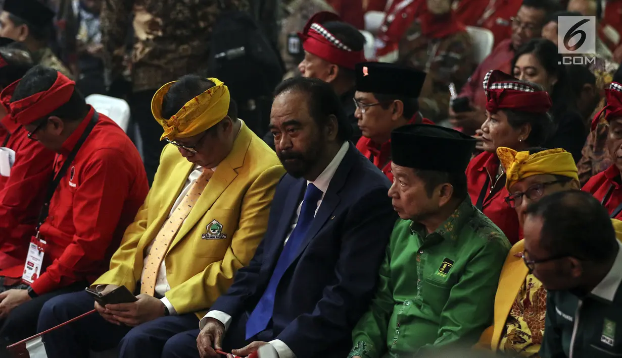 Ketua Nasdem Surya Paloh (tengah), Ketum Partai Golkar, Airlangga Hartarto, Sekjen PDIP Hasto Kristiyanto, Ketua PPP Suharso Monoarfa dan Ketua Dewan Kehormatan Golkar Akbar Tanjung menghadiri Kongres V PDIP di  Grand Inna Beach, Sanur, Bali, Kamis (8/8/2019). (Liputan6.com/Johan Tallo)