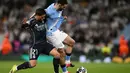 Beberapa kali, skema serangan yang dibangun The Citizens mampu merepotkan barisan pertahanan Real Madrid. Tampak dalam foto, penyerang Real Madrid asal Maroko, Brahim Diaz (kiri), berduel dengan bek Manchester City asal Aljazair, Rayan Ait-Nouri, saat pertandingan leg kedua 16 besar Liga Champions 2025/2026 di Etihad Stadium, barat laut Inggris, pada Selasa 17 Maret 2026 waktu setempat atau Rabu (18/3) dini hari WIB. (Oli SCARFF/AFP)