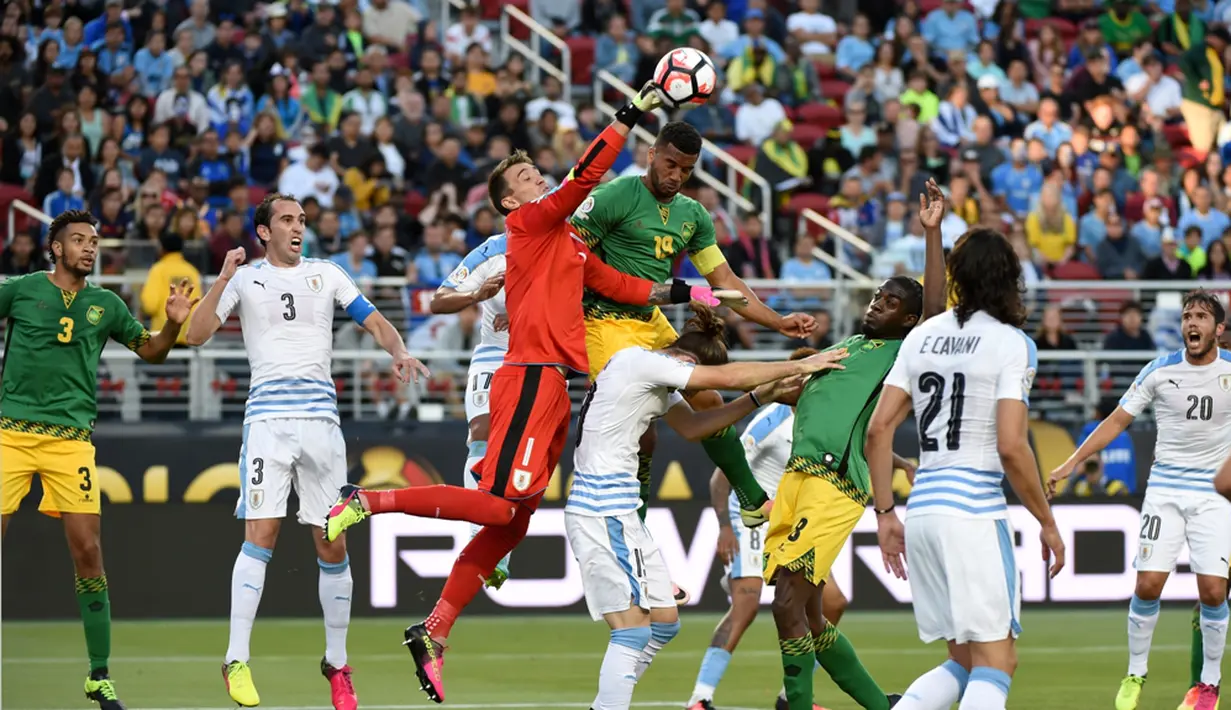 Kiper Uruguay, Fernando Muslera, menghalau bola di depan gawangnya dari serangan pemain Jamaika dalam laga Grup C Copa America Centenario 2016 di Stadion Levis, California, AS, Selasa (14/6/2016) WIB. (AFP/Mark Ralston)