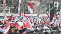 Peserta membentangkan bendera Merah Putih raksasa di kawasan Bundaran HI, Jakarta Pusat, Minggu (28/8/2022). Sebanyak 50.000 orang membentangkan bendera merah putih sepanjang 1.700 meter dari kawasan Monas hingga Bundaran HI yang merupakan rangkaian dalam memperingati Hari Kemerdekaan Indonesia dengan tema 'Pulih Lebih Cepat, Bangkit Lebih Kuat. (merdeka.com/Iqbal S Nugroho)