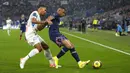 Pemain Marseille William Saliba (kiri) berebut bola dengan pemain Paris Saint-Germain Kylian Mbappe pada pertandingan Liga Satu Prancis di Marseille, Prancis, Minggu (24/10/2021). Pertandingan berakhir dengan skor 0-0. (AP Photo/Daniel Cole)