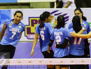 Pebola voli putri Jakarta Electrik PLN meluapkan kegembiraan usai mencetak angka dari tim Jakarta Pertamina Energi pada final four Proliga 2017di GOR C'Tra Arena, Minggu (16/4). Jakarta Electrik PLN menang dengan skor 3-1. (Liputan6.com/Yoppy Renato)