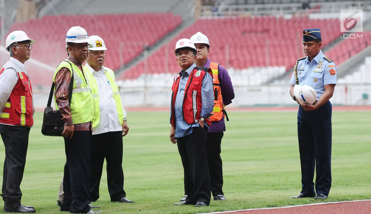 Wapres Jusuf Kalla (ketiga kanan) saat meninjau progres renovasi Stadion Utama GBK, Jakarta, Selasa (3/10). Wapres Jusuf Kalla juga meninjau progres renovasi venue yang ada di Kawasan Gelora Bung Karno. (Liputan6.com/Helmi Fithriansyah)