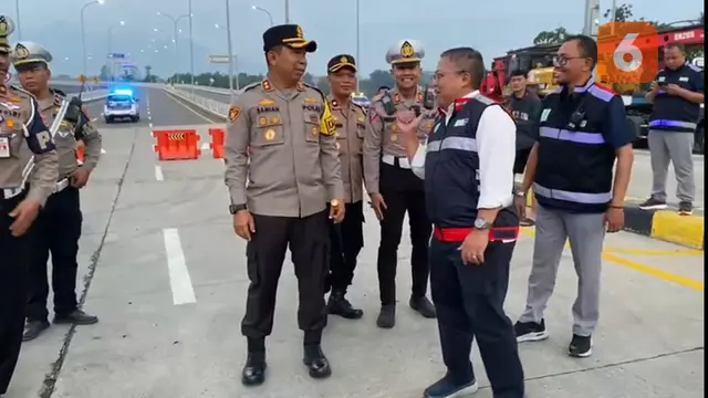 Jalan Tol Bocimi Sesi 2 ruas Cigombong-Cibadak kembali bisa dilalui, pasca ditutup akibat longsor (Liputan6.com/Fira Syahrin).