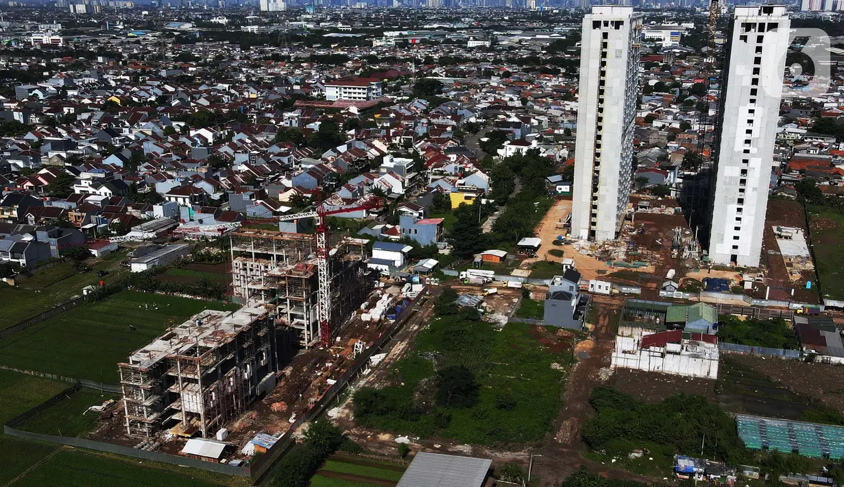 Pemandangan hunian rumah warga di Pulo Jahe, Jakarta, Kamis (24/3/2022). Warga DKI masih melakukan eksploitasi air tanah untuk bisa memenuhi kebutuhan air bersih sehari-hari. Hingga kini pelayanan air bersih baru mencapai 68 persen dari keseluruhan warga DKI Jakarta. (merdeka.com/Imam Buhori)