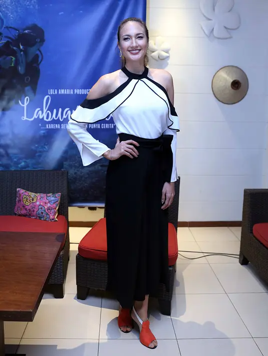 "Pas syuting emang dibilang ada komodo liar yang bukan di National Park, tiba-tiba akting coach kita mau pipis di depannya ada komodo. Komodo itu ngejar kita, semua tim naik ke kapal, kabur. Padahal sebelumnya aman," tutur Nadine.(Nurwahyunan/Bintang.com)