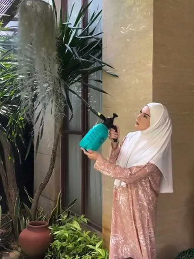 7 Potret Irish Bella Tampil Santai dengan Daster di Rumah, Tetap Menawan