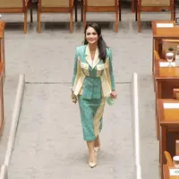 Busana etnik yang kontras juga pernah dikenakan Krisdayanti saat berkantor di DPR. Ia memilih memadukan kain bermotif warna biru muda dengan warna cream dalam potongan atasan blouse collar dan span skirt. Heels berwarna nude menjadi penutup cantik pada keseluruhan tampilan.