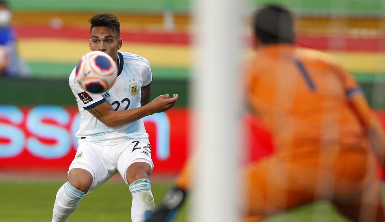 Penyerang Argentina, Lautaro Martinez, saat pertandingan melawan Bolivia pada laga kualifikasi Piala Dunia 2022 di Estadio Hernando Siles, Rabu (14/10/2020). Argentina menang dengan skor 2-1. (AP/Juan Karita)