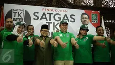  Ketum DPP PKB, Muhaimin Iskandar foto bersama usai pelantikan Satuan Tugas TKI di Kantor DPP PKB, Jakarta, Selasa (28/2). Satgas TKI nantinya bertugas membantu pemerintah memantau kelengkapan dokumen TKI. (Liputan6.com/Johan Tallo)