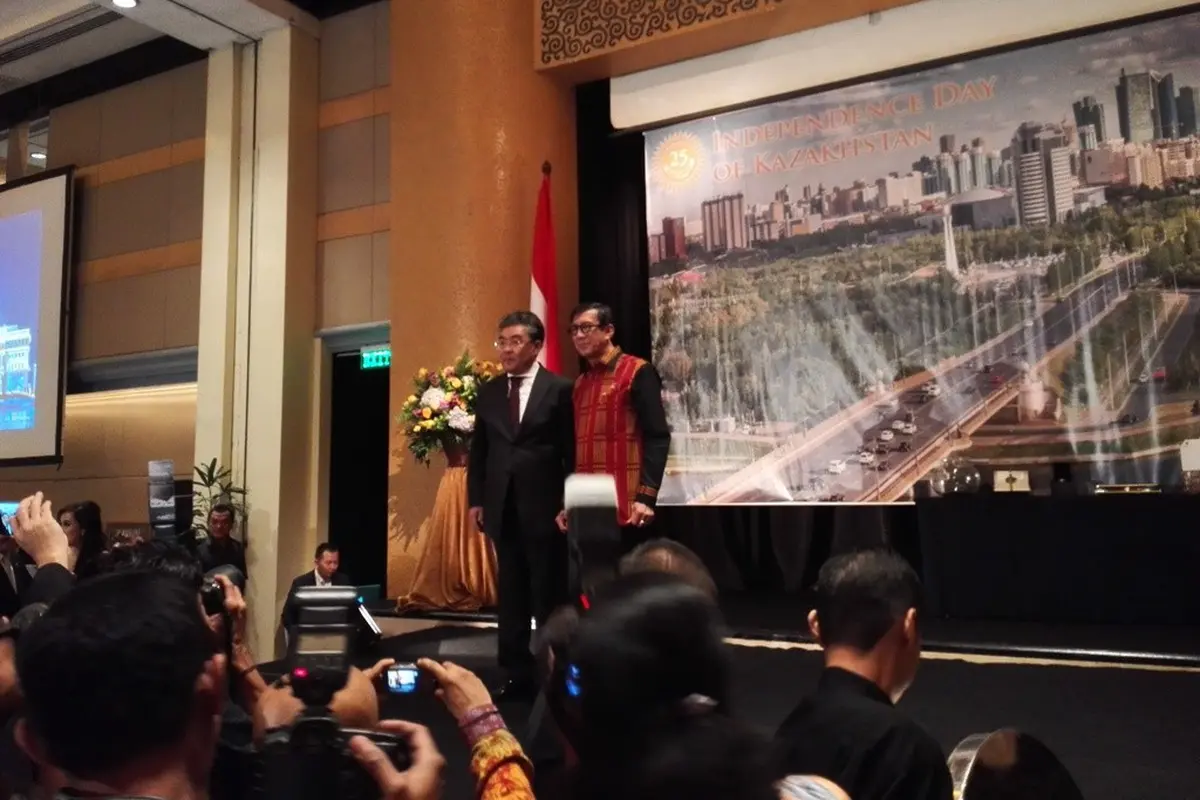 Duta Besar Kazakhstan, Askhat Orazbay dan Menkum dan Ham Yasona Laoly di acara National Day Kazakhstan. (Liputan6.com/Tanti Yulianingsih)