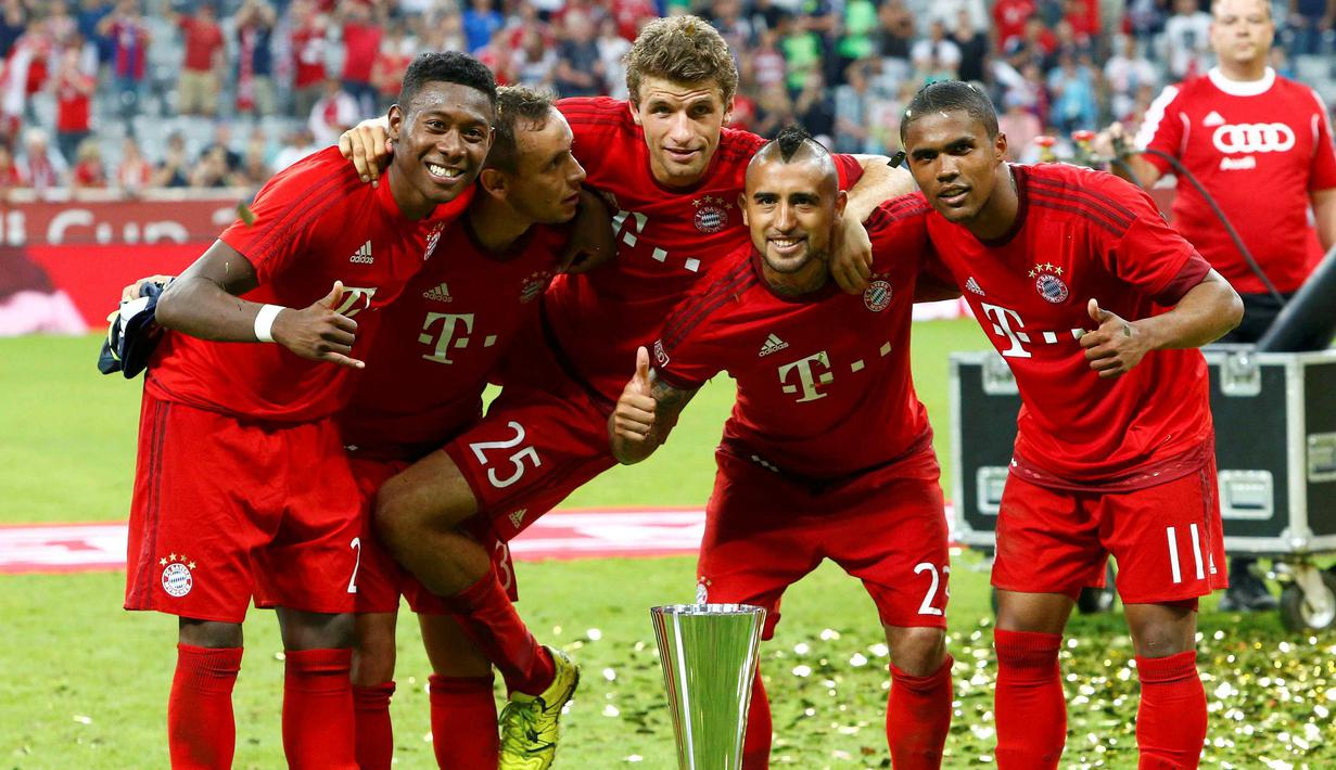 Arturo Vidal (dua dari kanan) dan rekan-rekannya berpose dengan trofi Audi Cup 2015 yang berlangsung di Stadion Allianz Arena, Munchen, Jerman. Kamis (6/8/2015) dini hari WIB. (Reuters/Michaela Rehle)