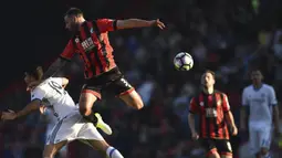 Bek Bournemouth, Steve Cook, duel udara dengan striker Chelsea, Diego Costa. Pada laga ini Bournemouth turun dengan formasi 4-4-2, sementara Chelsea memakai skema andalannya 3-4-2-1. (AFP/Glyn Kirk)