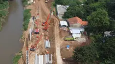 Foto udara proyek Pembangunan Sistem Pengambilan dan Treatment Sampah Badan Air melalui Rekayasa Sungai pada Kali Ciliwung segmen TB Simatupang di kawasan Pasar Rebo, Jakarta, Senin (26/09/2022). Proyek ini diharapkan dapat menjadi proyek percontohan dalam mengelola saringan sampah badan air yang dapat diterapkan di seluruh badan air sungai di DKI Jakarta maupun di Indonesia. (Liputan6.com/Herman Zakharia)