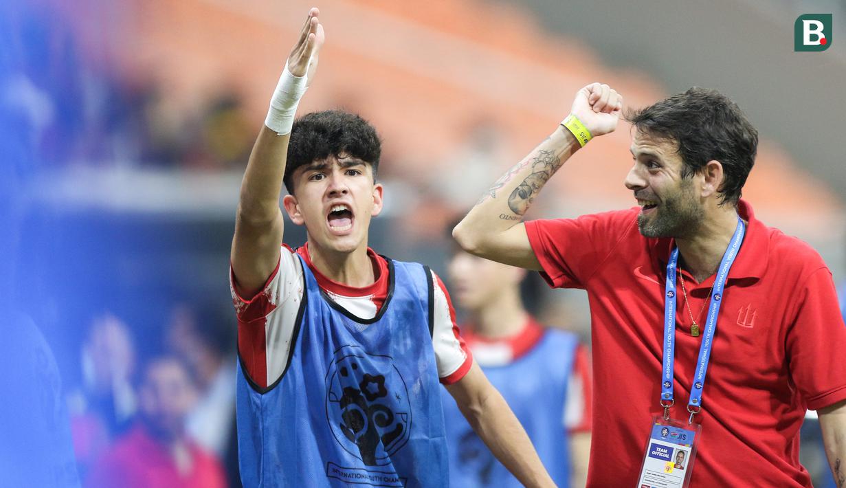 Gestur pemain Atletico Madrid U-18, Jacobo De Oro Lorenzo (kiri) dan pelatih Daniel Perez ketika melakukan protes terhadap wasit saat laga International Youth Championship 2021 melawan Barcelona U-18 di Jakarta International Stadium, Jakarta, Jumat (15/04/2022). (Bola.com/Bagaskara Lazuardi)
