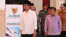 Presiden Joko Widodo didampingi Wakil Presiden Jusuf Kalla saat tiba untuk membayar zakat melalui Badan Amil Zakat Nasional (Baznas) di Istana Negara, Jakarta, Rabu (14/6). (Liputan6.com/Angga Yuniar)