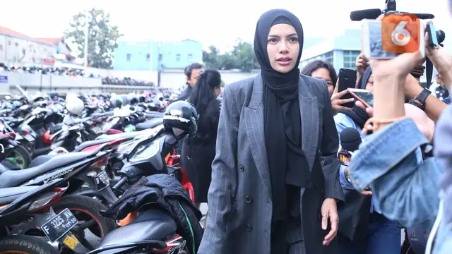 [Bintang] Nikita Mirzani Berhijab
