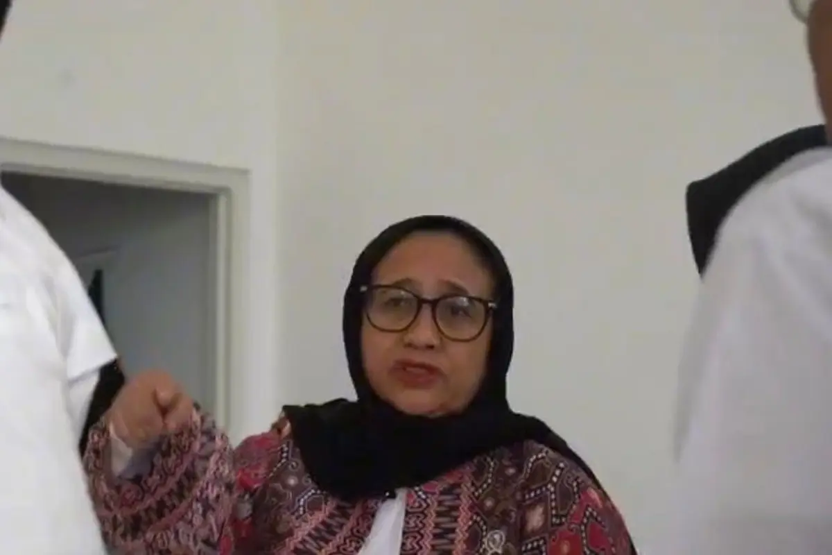Wakil Kepala Badan Gizi Nasional (BGN) Bidang Komunikasi Publik dan Investigasi, Nanik Sudaryati Deyang saat menyidak dapur SPPG Banyudono, Ponorogo.