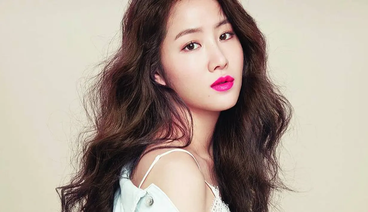 "Sejujurnya akun ingin melakukan pemotretan telanjang dengan tubuh yang indah. Akan tetapi agensi melarangku, akhirnya aku menjalani pemotretan dengan bikini," tuturnya. (Foto: allkpop.com)