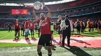Pemain Manchester United, Sofyan Amrabat merayakan gelar juara Piala FA 2023/2024 di Stadion Wembley, London, Sabtu (26/05/2024). MU menang dengan skor 2-1 atas Manchester City di partai final. (AFP/Justin Tallis)
