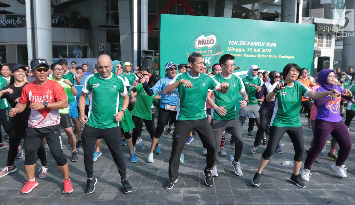 Wagub DKI Jakarta Sandiaga Uno bersama jajaran Business Executive MILO mengikuti kegiatan senam bersama pada acara kick-off MILO Jakarta International 10K 2018 di Jakarta, Minggu (13/5) (Liputan6.com/Pool/Rizky)