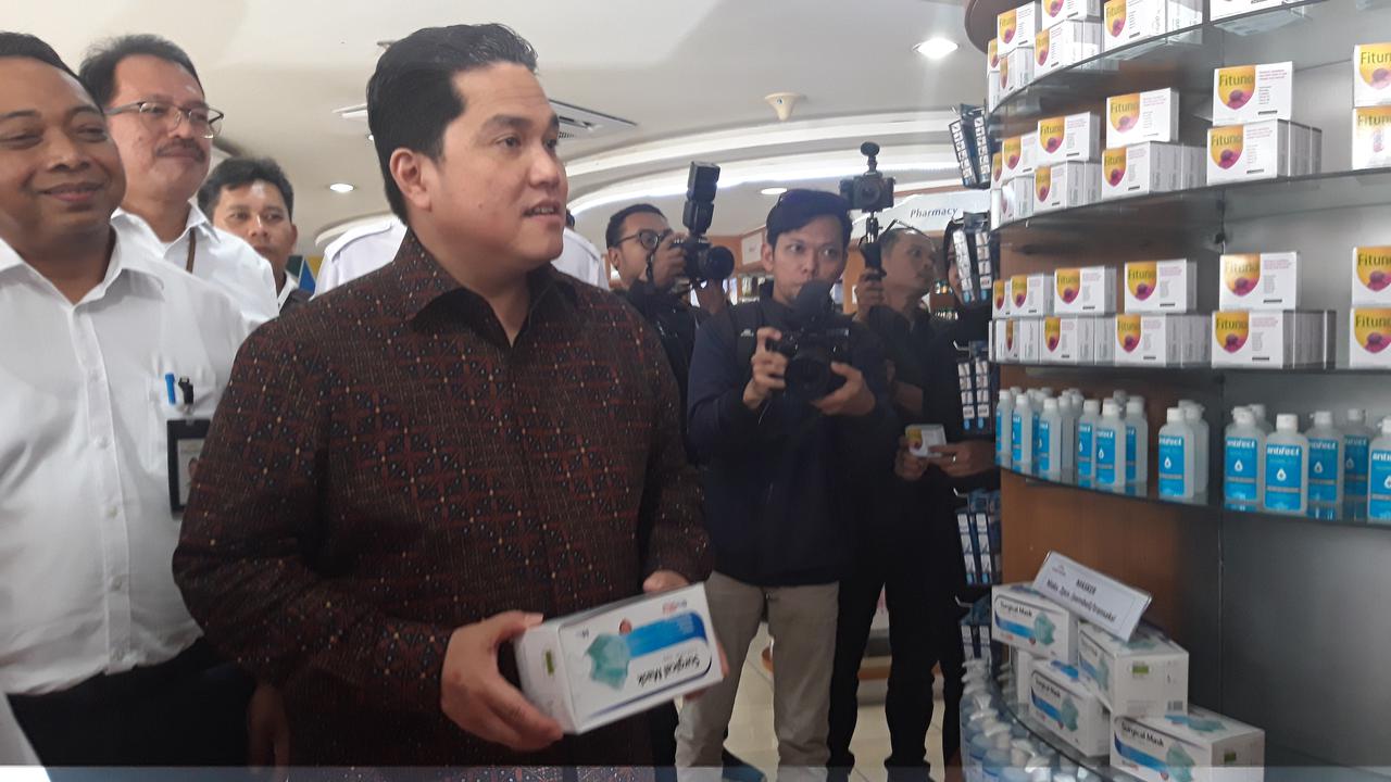 Menteri BUMN Erick Thohir berkunjung ke Apotek Kimia Farma di Gedung Menteng Huis, Jakarta Pusat.