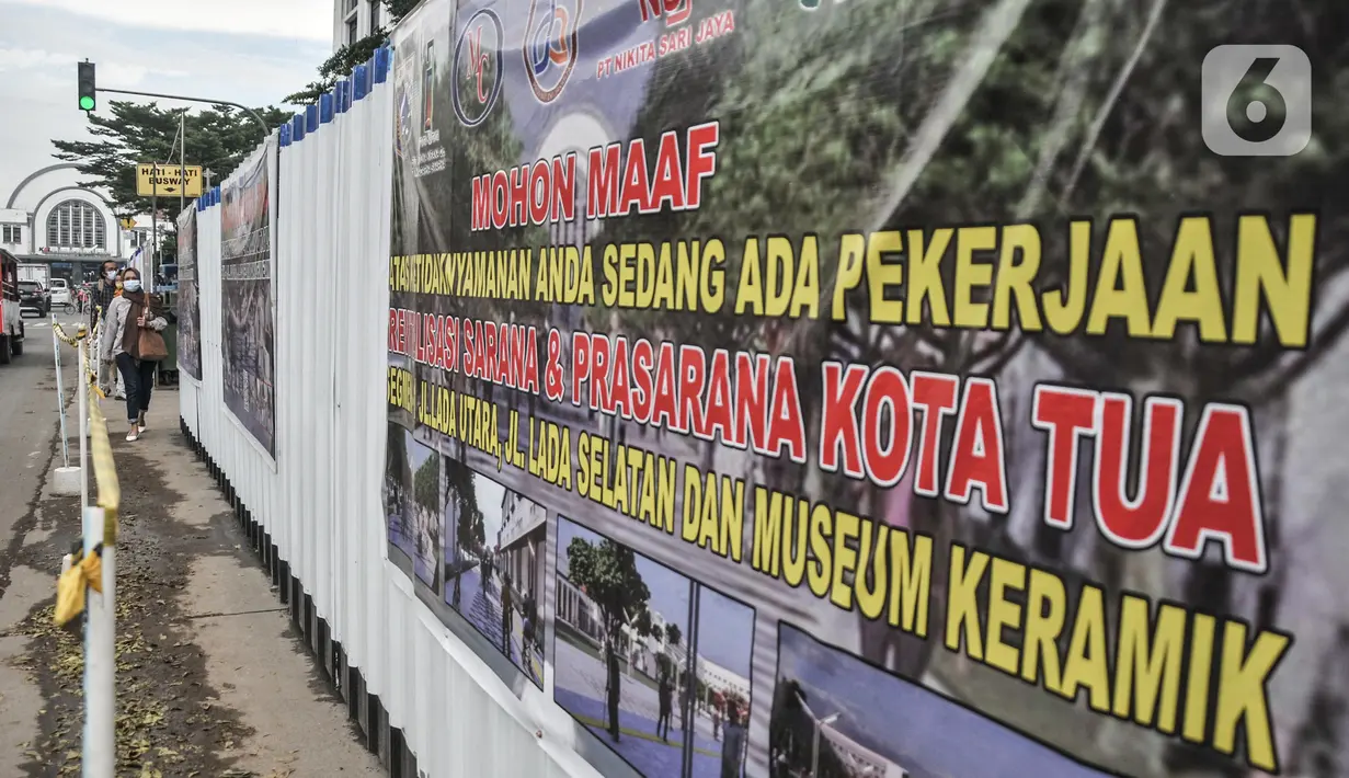 Aktivitas pekerja menyelesaikan proyek revitalisasi fasilitas pejalan kaki atau pedestrian kawasan Kota Tua, Jakarta, Minggu (27/3/2022). Jalur pedestrian itu akan diubah menjadi plaza pedestrian yang lebar sebagai bagian dari penataan kawasan Kota Tua yang rendah emisi (merdeka.com/Iqbal S Nugroho)