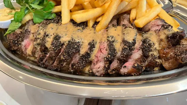 French Brasserie dengan Nuansa Parisian Kini Hadir di Plaza Indonesia Lewat Le Comptoir