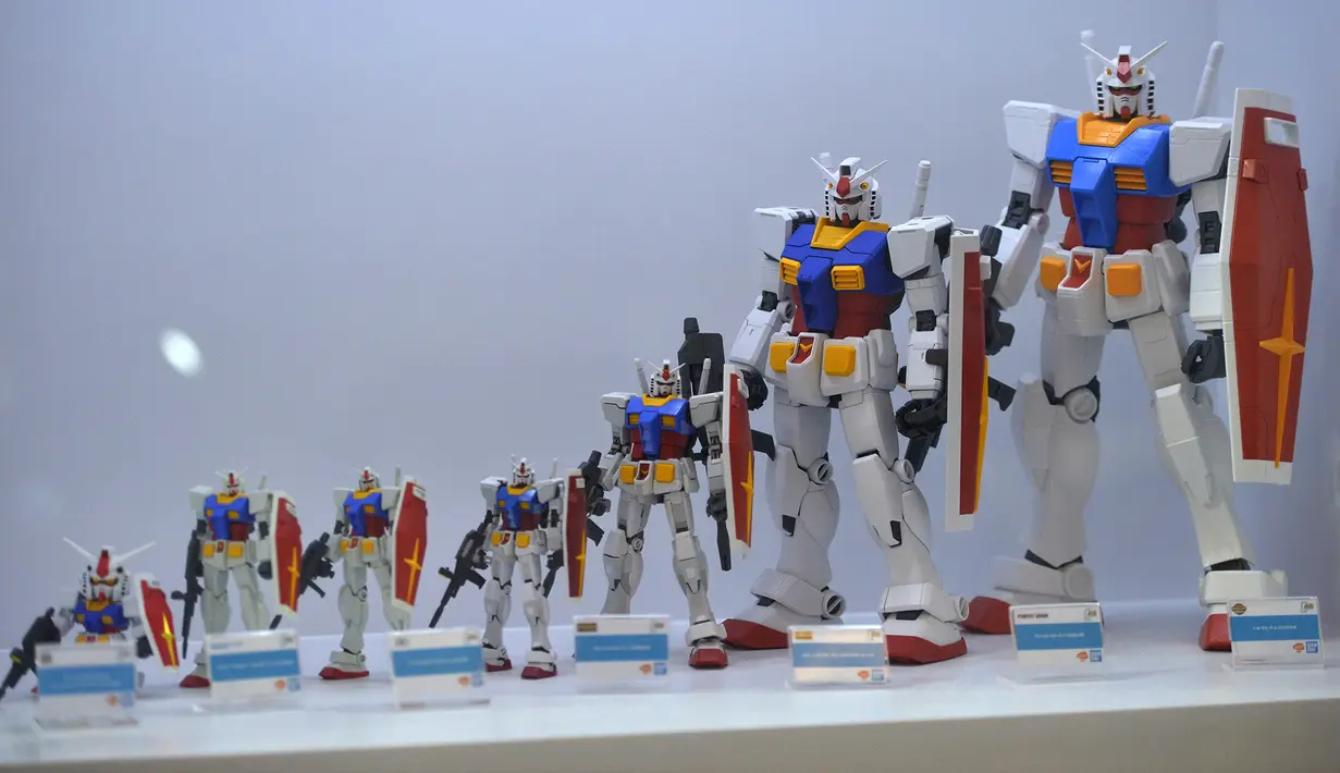 Sejumlah model robot mainan Gundam dalam pameran Gundam di Siam Paragon di Bangkok, Thailand (24/9/2020). Pameran tersebut dibuka pada Kamis (24/9) di mal Siam Paragon dan akan berlangsung hingga 4 Oktober mendatang. (Xinhua/Rachen Sageamsak)