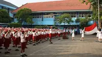 Ilustrasi siswa-siswi sekolah mengikuti upacara bendera.