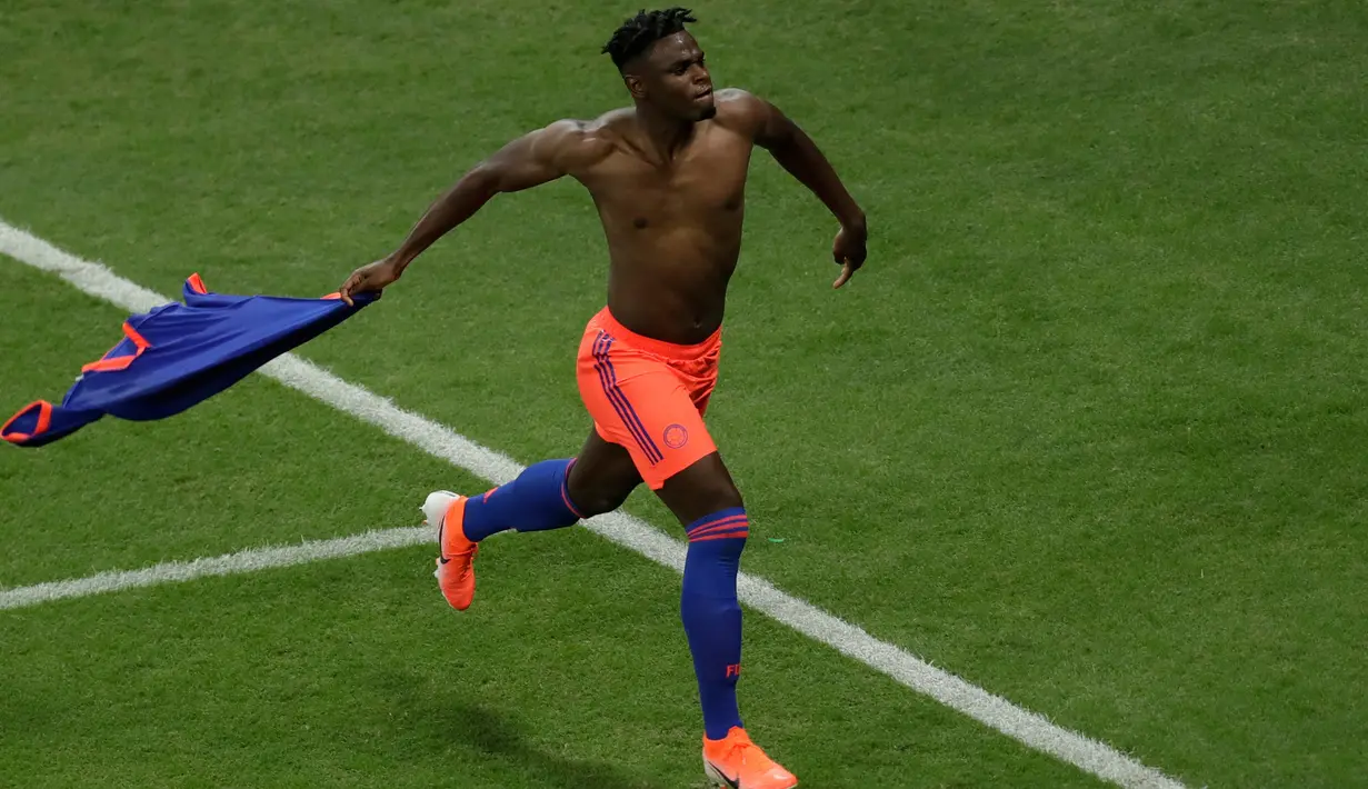 Striker Kolombia, Duvan Zapata berselebrasi usai mencetak gol ke gawang Argentina pada pertandingan grup B Piala Copa America 2019 di Arena Fonte Nova di Salvador, Brasil (15/6/2019). Kolombia menang atas Argentina 2-0. (AP Photo/Eraldo Peres)