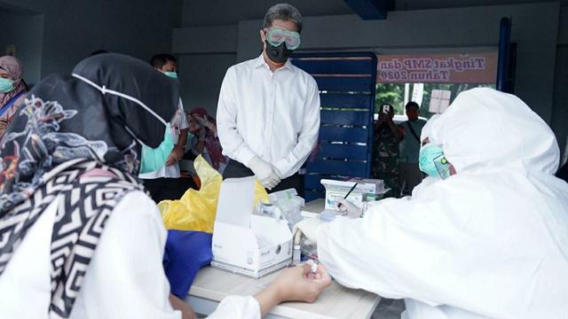 Petugas medis mengikuti rapid test virus corona Covid-19 di GOR Bogor