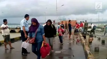 Ratusan TKI tiba di Pelabuhan Tunontaka, Nunukan, kalimantan Utara. 

Mereka tiba setelah diusir paksa oleh pemerintah Malaysia. Menurut Kepala Imigrasi Nunukan mereka adalah TKI bermasalah. (sab)