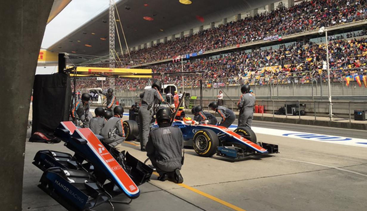 Pebalap Manor Racing asal Indonesia, Rio Haryanto, berhasil finis di posisi ke-21 dalam balapan F1 GP China di Sirkuit Internasional Shanghai, China, Minggu (17/4/2016). (Bola.com/Twitter/Manorracing)