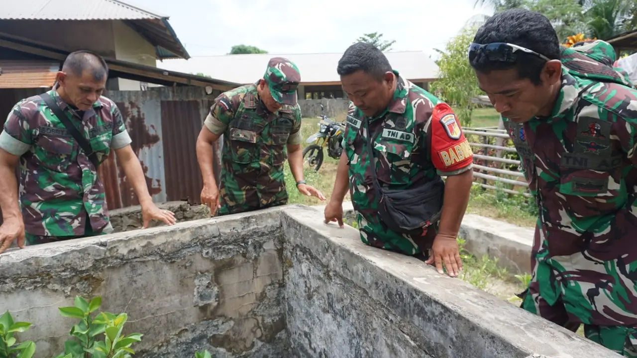 Danramil 1309-01/STB Letda Inf Marpin pada, Rabu (16/10/2024), meninjau kembali kegiatan di Kelurahan Manado Tua yang sedang dilaksanakan manunggal air bersih yang rencana diresmikan bulan ini, Oktober 2024.